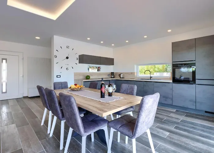 Dora By Interhome Pula