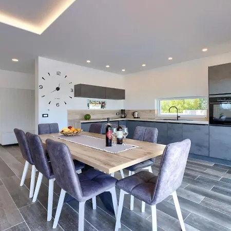 Dora By Interhome بولا